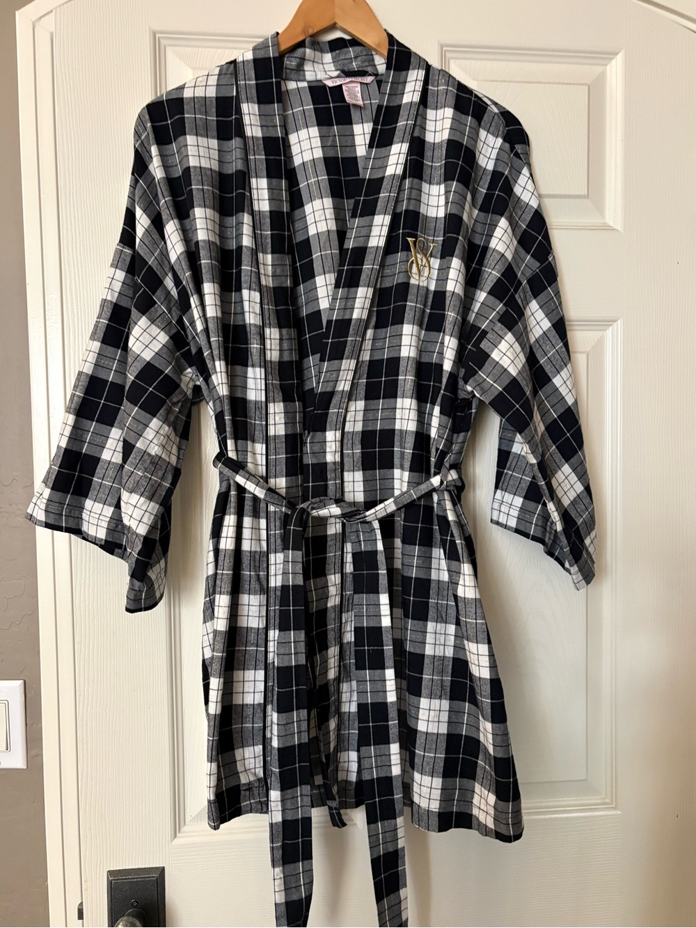 VICTORIAS SECRET Black White Plaid Flannel Robe Size XS / S Cotton Gold Details